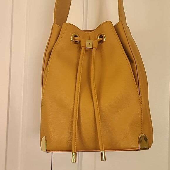 Vince Camuto Drawstring Shoulder Bucket Bag Tan Camel Gold Accents - Picture 3 of 15